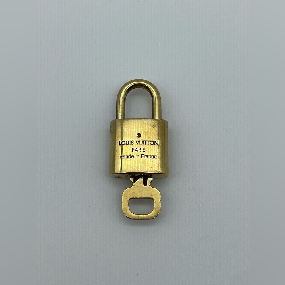 💫Louis💫Vuitton💫Lock💫Key💫 - Picture 2 of 3